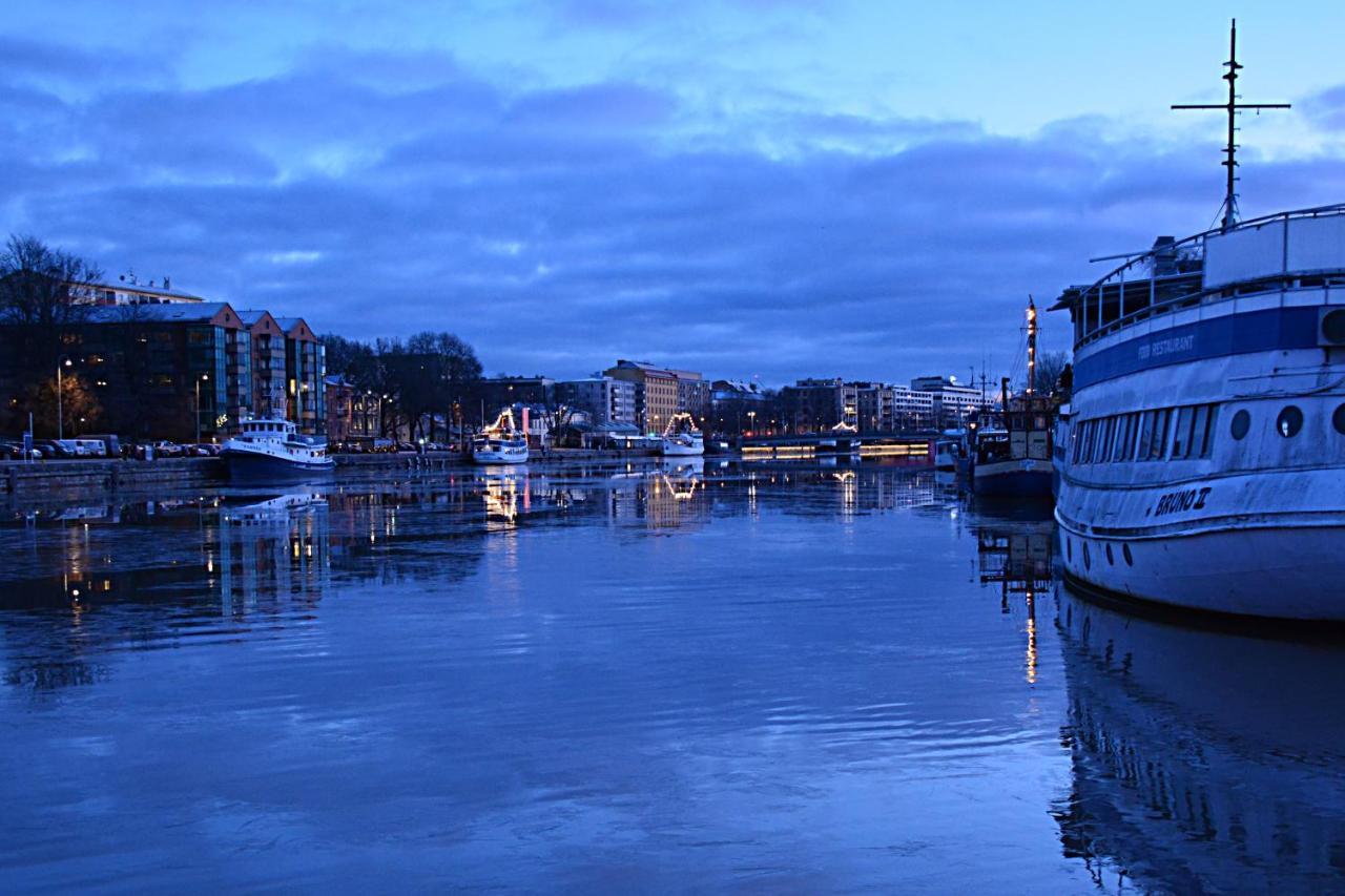Riverside Lux With 2 Bedrooms, Car Park Garage And Sauna Apartment